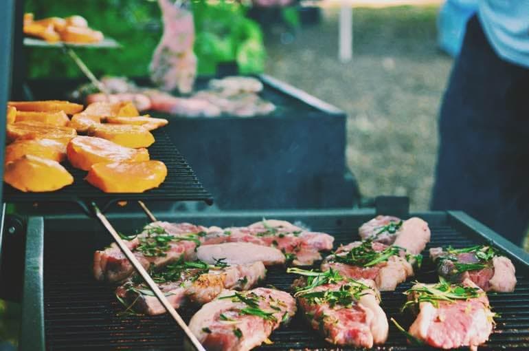 Steaks und Gemüse über offener Flamme