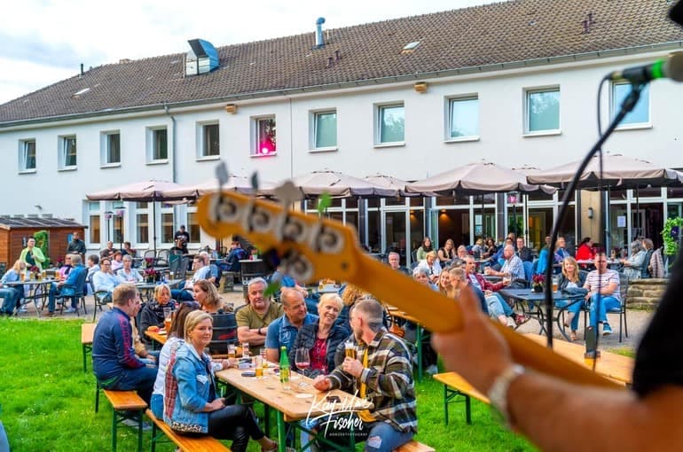 Freilichtbühne auf der Wiese