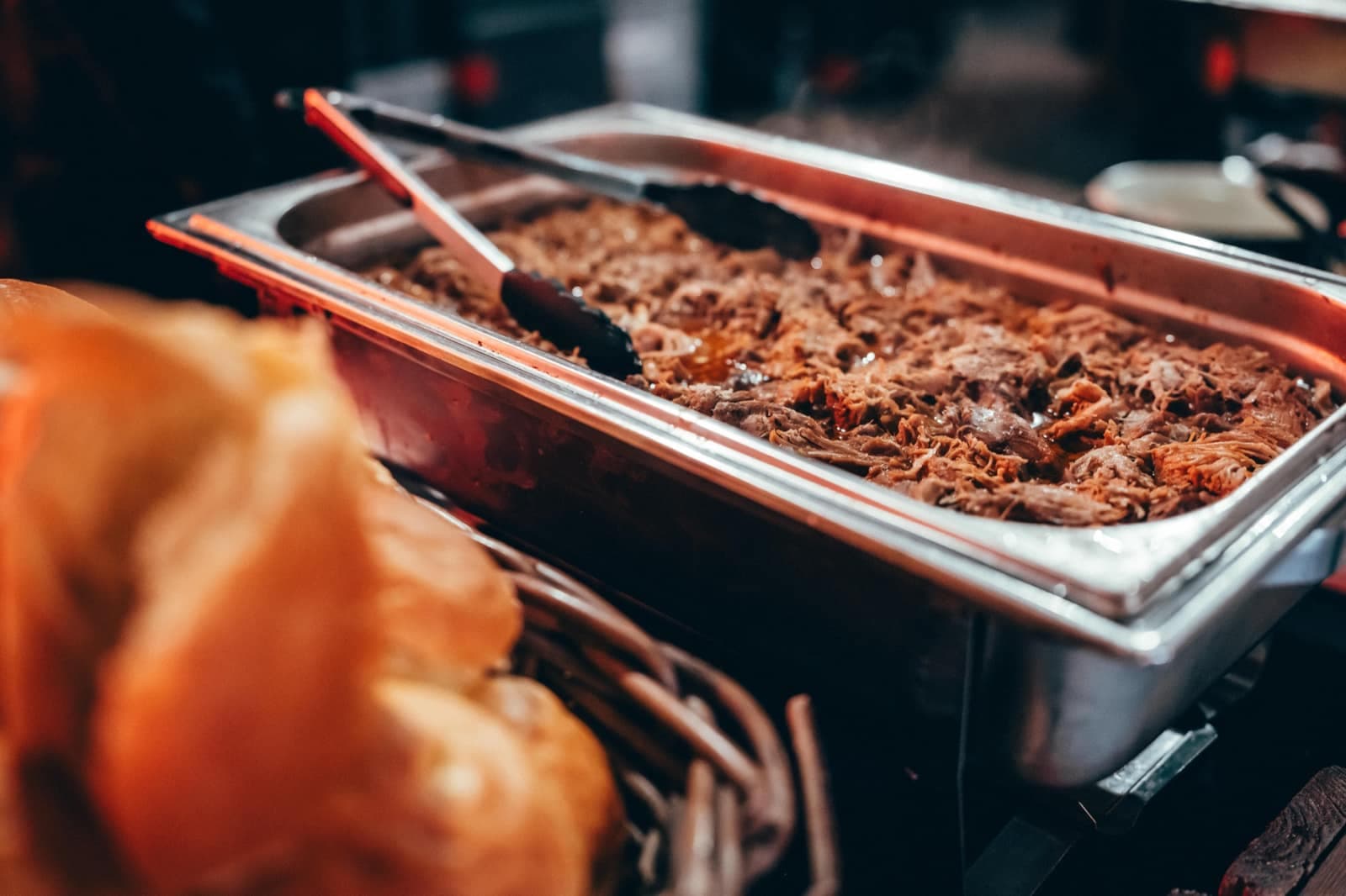 Warmes Buffet mit Pulled Pork in der Chafing Dish