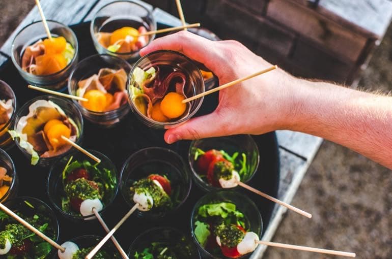Fingerfood im Glas auf einem Tablett