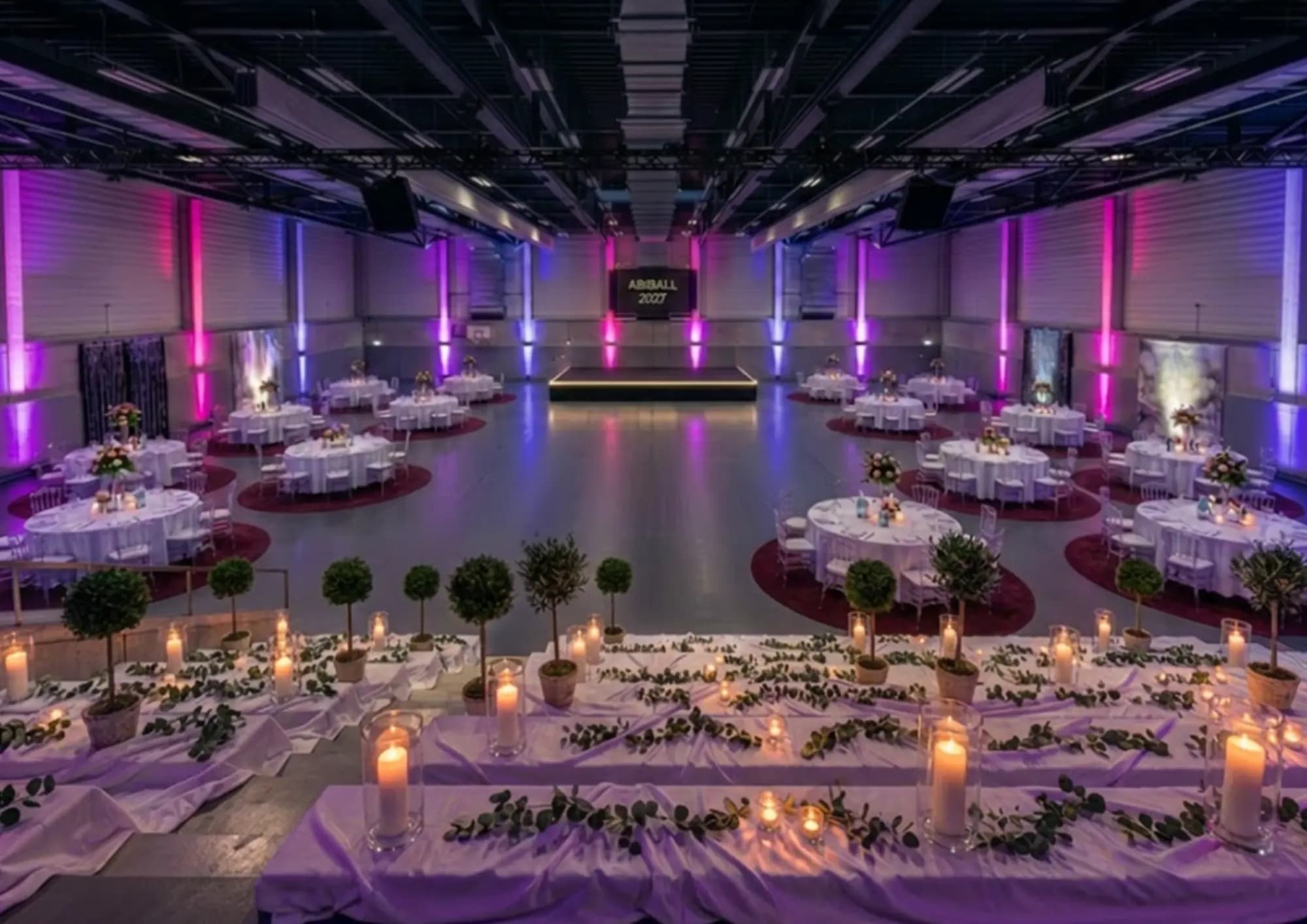 Gala mit Bühne und farbigem Licht