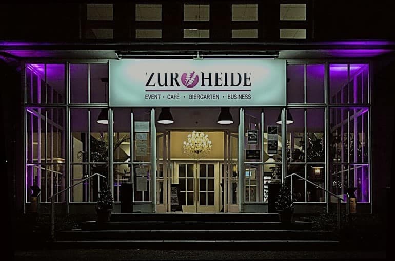 Zur Heide, beleuchteter Eingang am Abend