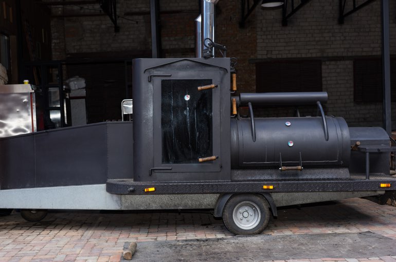 Der Smoker-Anhänger: rollt an, wo keine Küche steht — und braucht dafür eine Zufahrt.