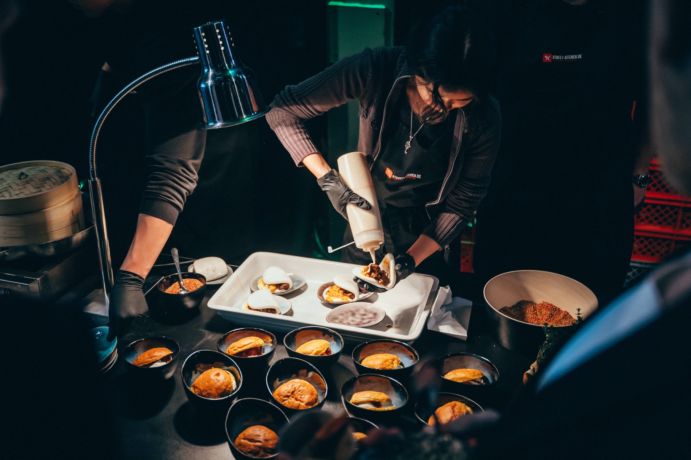 Live-Cooking im Betrieb: Was aussieht wie Show, ist vor allem durchgetaktete Handarbeit.