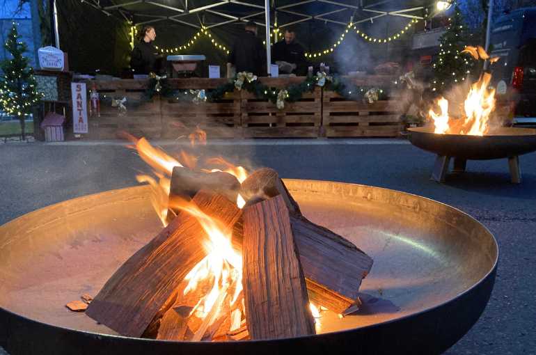 Feuerschalen zwischen den Ständen: Die halbe Miete an einem Winterabend ist die Wärme.