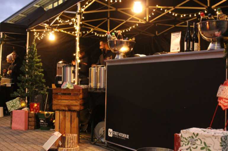 Getränkestand mit Lichterketten: der Ort, an dem der Abend meistens beginnt.